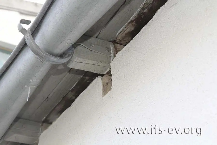 Das Dach der Halle wurde durch die Druckwelle der Explosion angehoben.