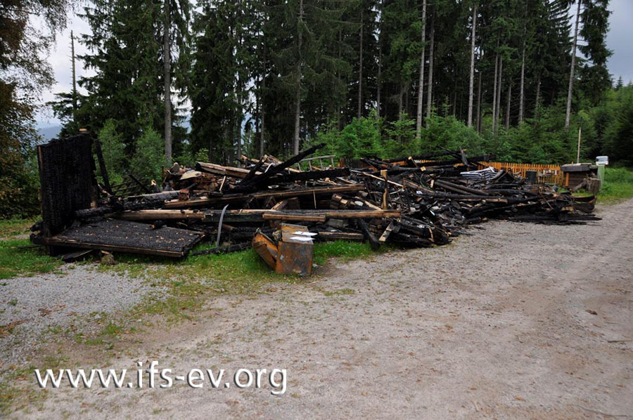 Vor dem Feuer war dies eine fünf mal acht Meter große Jagdhütte mit Walmdach.