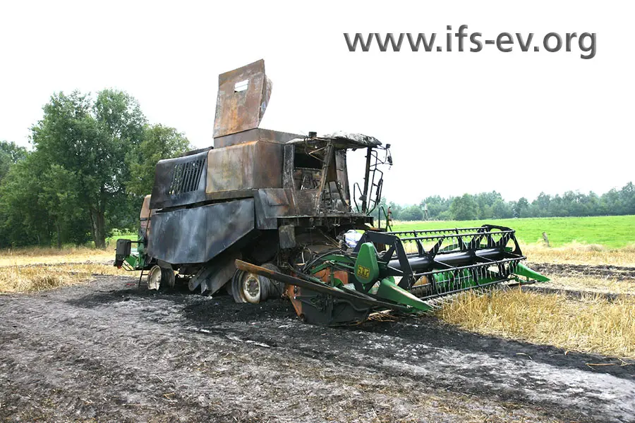 Der Mähdrescher wurde durch den zweiten Brand nahezu zerstört.