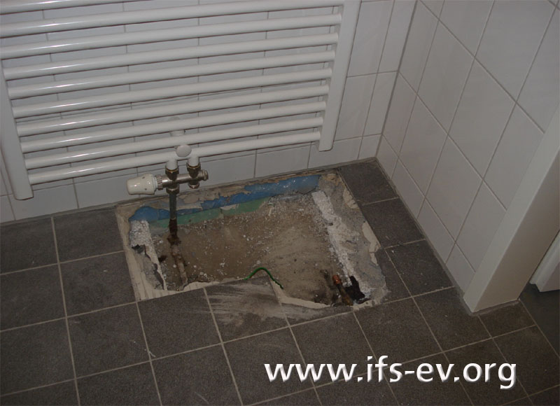 Geöffneter Fußboden in einem der betroffenen Badezimmer