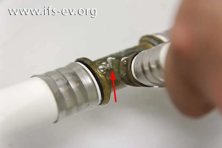 Bei der Dichtprüfung mit Druckluft unter Wasser zeigt sich die Leckagestelle.