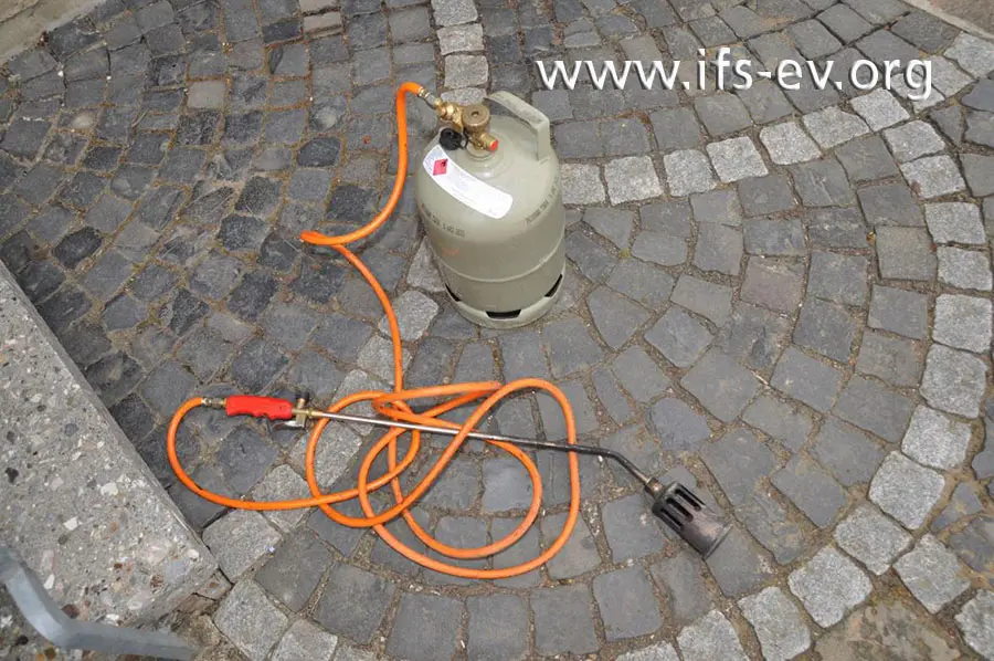 Der Propan-Handbrenner und die angeschlossene 5-kg-Gasflasche