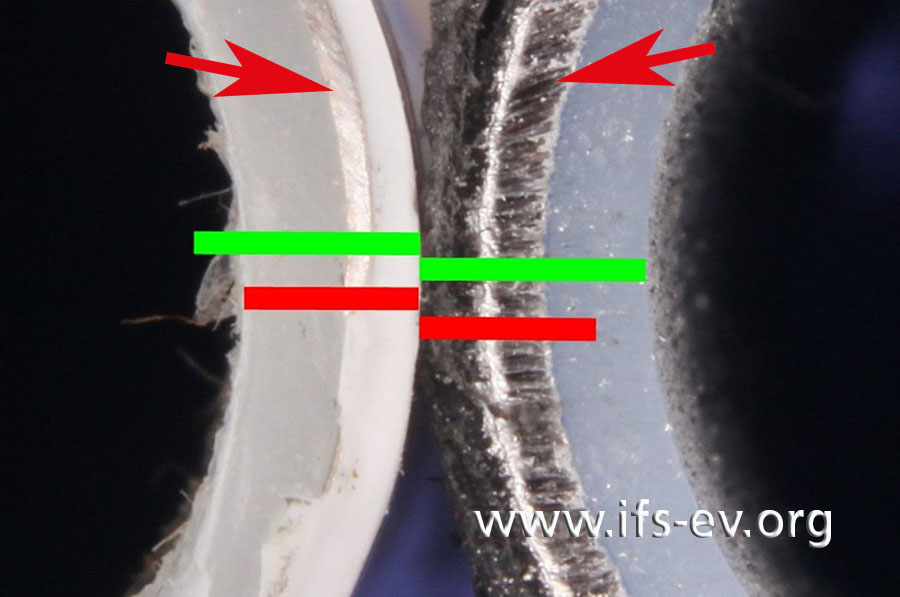 Querschnitt durch beide Rohrtypen: Die grüne Linie verdeutlicht die Wandstärke des Systemrohres, die rote die des Mehrschichtverbundrohres. Die Pfeile zeigen auf die Aluminiumschicht des einen und das Aluminiumrohr des anderen Produktes.