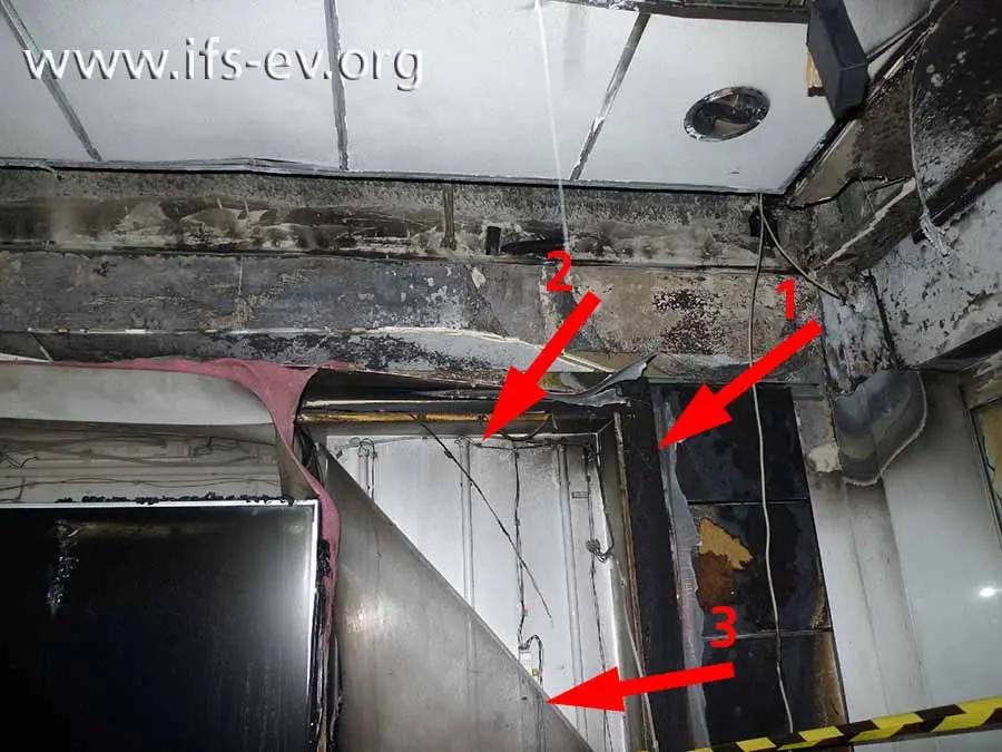 Die rechte, obere Ecke der Präsentationswand: Sie besteht unter anderem aus einem Holzrahmen (1), der Beleuchtung (2) und einer matten Folie (3), die sich hier bereits gelöst hat.