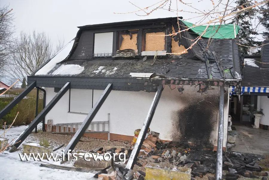Der Brandschwerpunkt unter dem Dachüberstand ist deutlich zu erkennen.