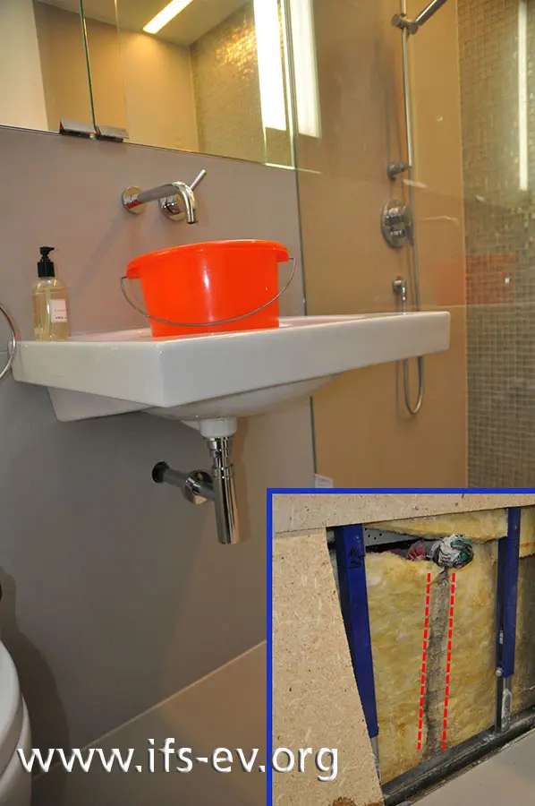 Blick ins Badezimmer; das kleine Bild zeigt die geöffnete Wand mit Ablaufspuren in der Mineralwolle unter dem Abwasserrohr.