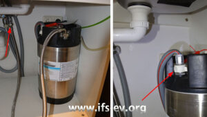 Die Filterpatrone ist im Spülenunterschrank über einen Flexschlauch an das Eckventil angeschlossen (links); die Leckage liegt an der Überwurfmutter (rechts) am Ausgang der Patrone.