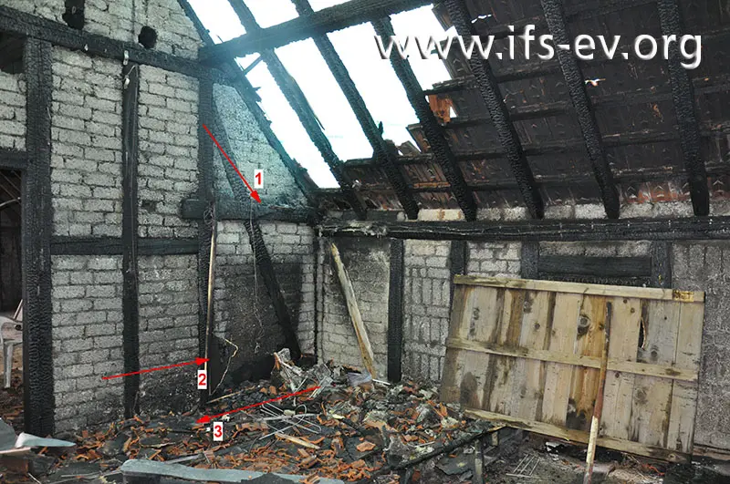 Der Brandausbruchsbereich: Hier hat, in einer Einhausung, die Gastherme gestanden (Pfeil 1).