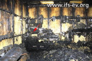 Der Pfeil markiert eines der Kupferrohre in der ausgebrannten Sauna.