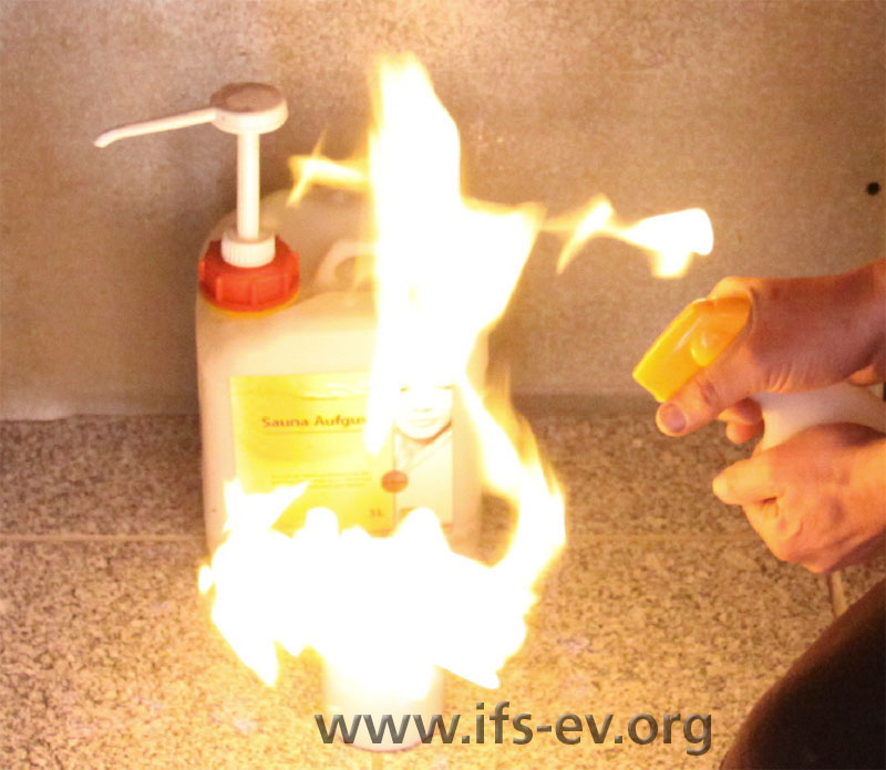 Versuch im IFS: Über eine Kerzenflamme gesprüht, verursacht der Saunaaufguss einen Feuerball.