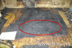 Direkt unterhalb des Montageplatzes der Deckenleuchte sind die Bodendielen stark verbrannt.