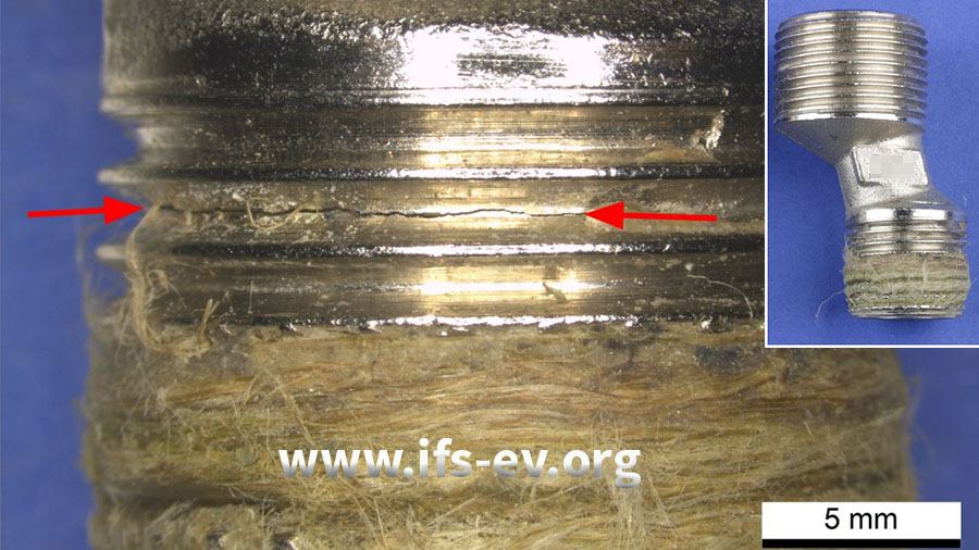 Der Riss im Gewinde; das kleine Bild zeigt den betroffenen S-Anschluss.