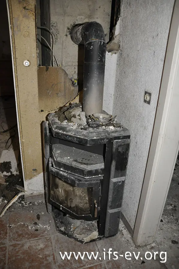 Bei der Untersuchung wird der Ofen an seinen ursprünglichen Platz im Wohnzimmer gestellt.