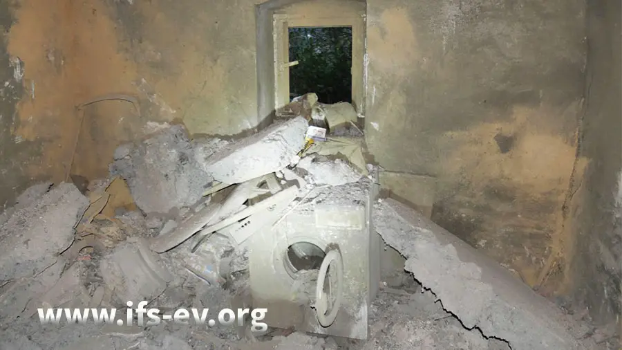 Die Waschmaschine stand im selben Raum wie der Kessel und wurde von herabstürzenden Teilen der Decke zerstört.
