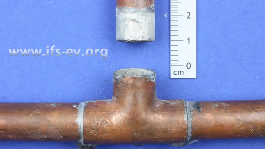 Getrennte Lötverbindung der Warmwasserleitung. Das Rohr wurde vollständig aus dem Fitting herausgedrückt.