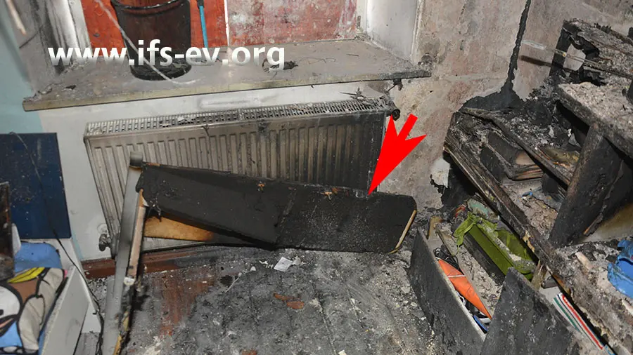Der Schadenschwerpunkt im Kinderzimmer mit Überresten des Schreibtisches, der vor dem Fenster stand