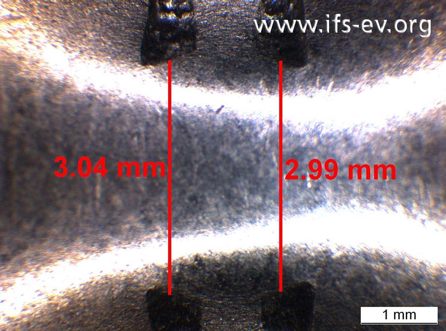 Die Presskontur wird mikroskopisch vermessen: Der Abstand der Pressbacken beträgt bei der undichten Verbindung im Mittel ca. 3,02 mm.