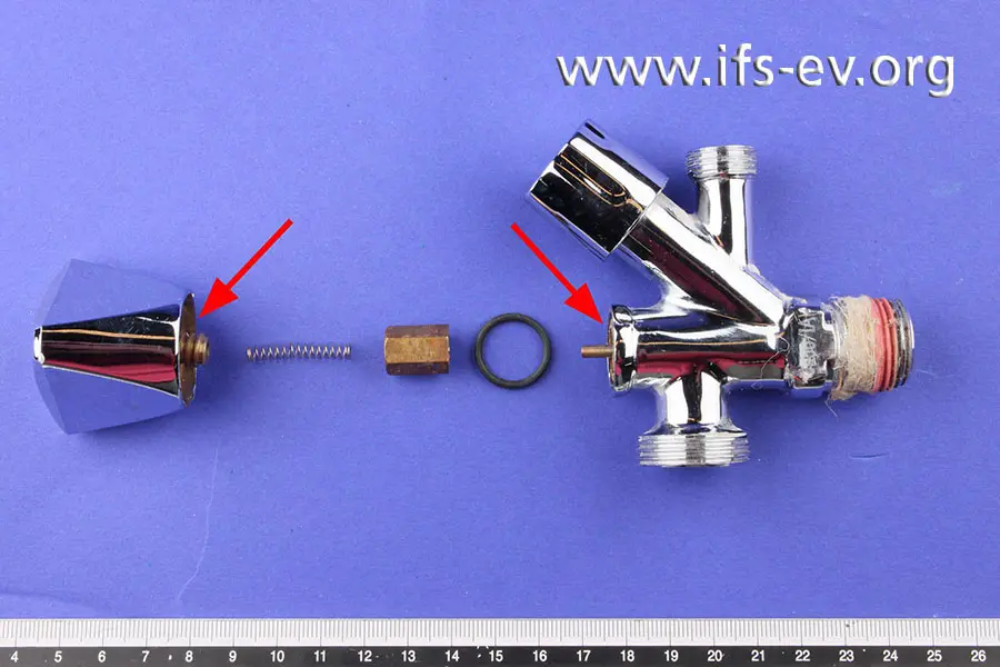 Das Kombieckventil ist im Bereich des Messing-Ventilkopfstücks am Bediengriff vollständig gebrochen (Pfeile).