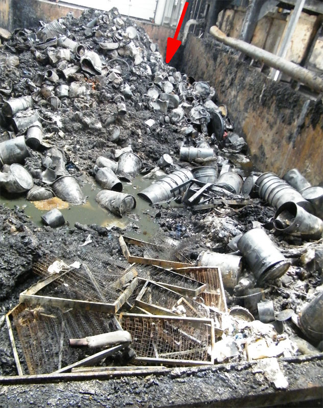 Der zweite Abfallbunker: Der Pfeil markiert die Stelle, an der die ersten Flammen gesehen wurden.
