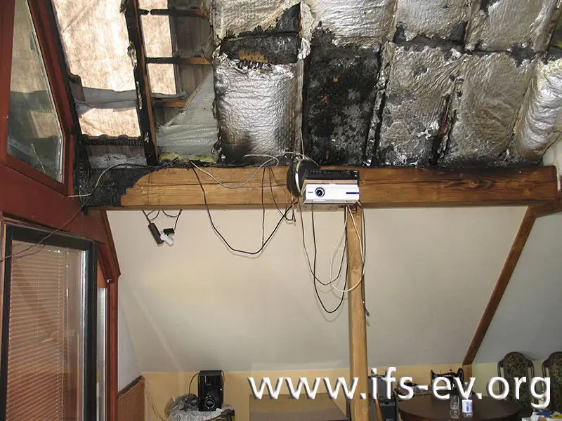 Die intensivsten und vom Gebäudeniveau her tiefsten Brandspuren befinden sich an einem Holzbalken neben dem Fenster.