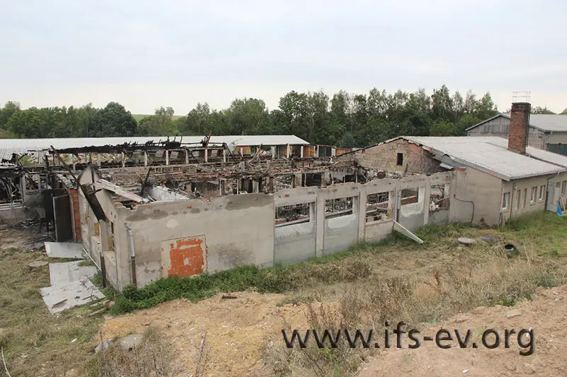 Die drei Gebäude links wurden durch das Feuer nahezu vollständig zerstört.