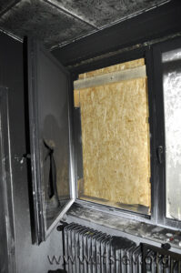 Die Fensterscheibe wurde von außen eingeschlagen; das Fenster stand beim Eintreffen der Feuerwehr weit offen.