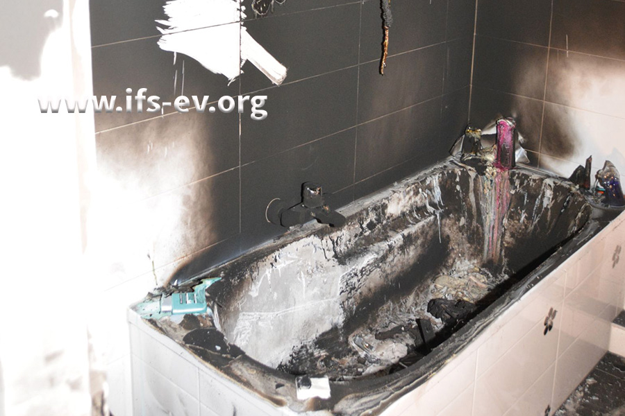 Selbst im IFS sieht man dieses Bild nicht alle Tage: Badewanne mit Brandschaden. 