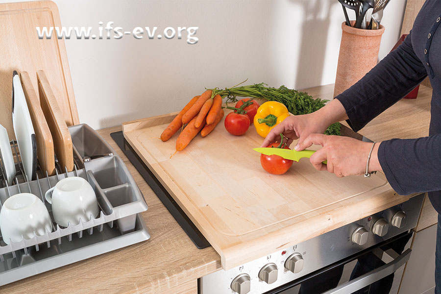 Der Küchenherd ist weder Abstell- noch Arbeitsfläche – wenn auch manche Produkt­empfeh­lung anderes verspricht.