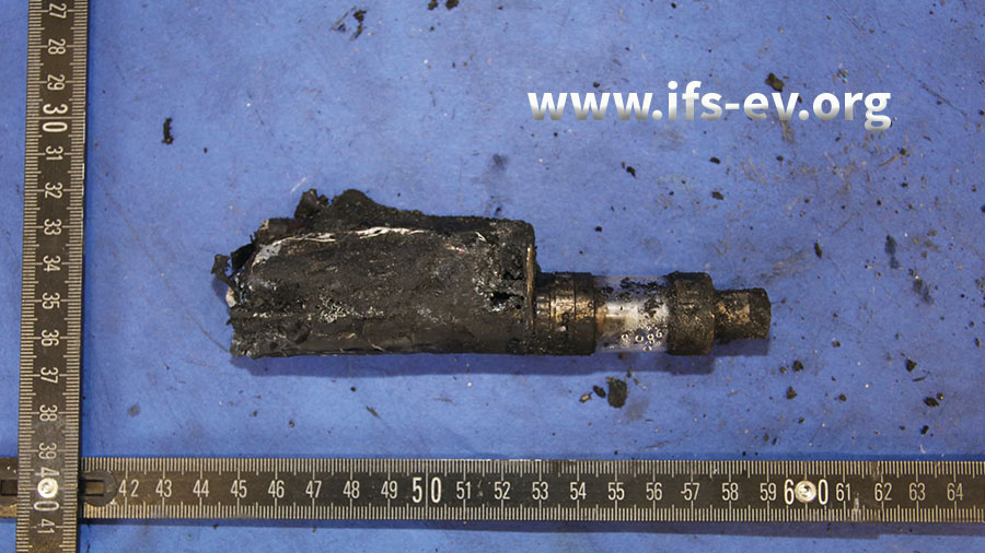 Die Überreste der E-Zigarette aus dem ersten im Beitrag beschriebenen Brandschaden.