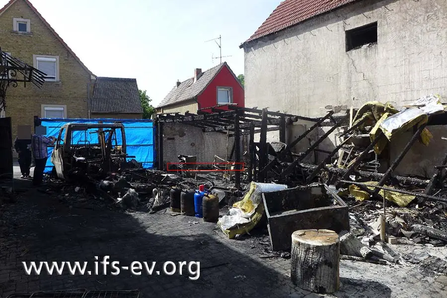 Blick auf den verbrannten Carport; das rote Rechteck markiert den Standort der Mülltonnen.