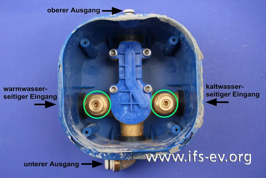 Ein Blick in den Einbaukörper: Grün markiert sind der Warm- und der Kaltwassereingang, die jeweils über ein integriertes Absperrventil verfügen.