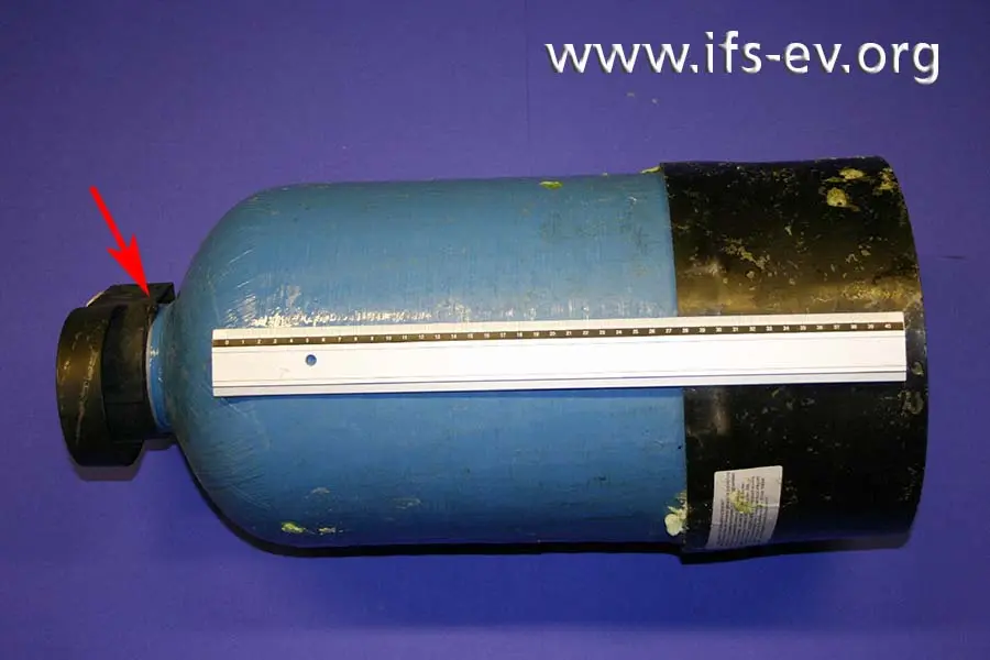 Die Wasserfilterpatrone: An der Verschraubung des Kopfes ist die O-Ringdichtung verrutscht.
