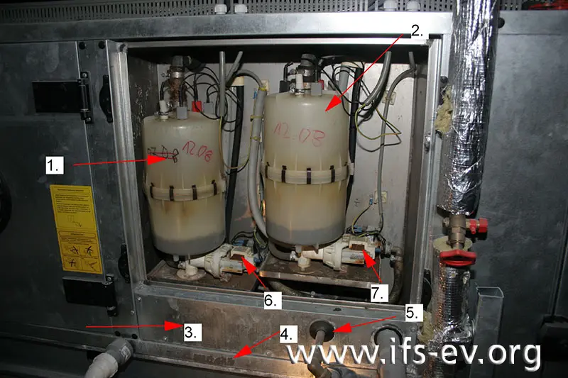 Das geöffnete Dampfbefeuchtergehäuse der Anlage mit zwei Dampfluftbefeuchtern (1. und 2.).