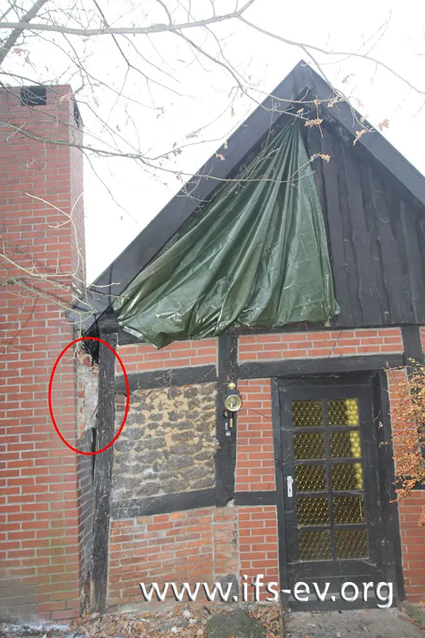 Zwischen Schornstein und Haus ist ein Spalt entstanden.