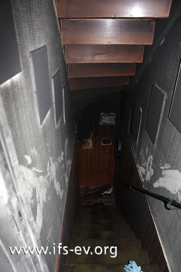 Schaut man die Kellertreppe hinunter, fällt sofort die dicke Rußschicht ins Auge.