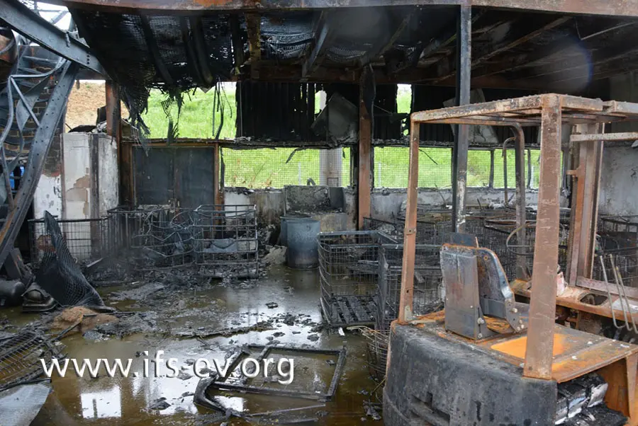 Die Betriebshalle wurde durch das Feuer zerstört.