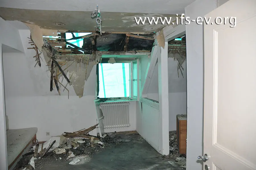 Von diesem Raum im Dachgeschoss hat das Feuer auf das Dach übergegriffen.