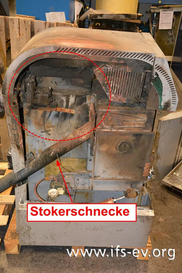 Beim Blick in den geöffneten Pelletkessel ist ein Brandschwerpunkt oben links zu sehen. Dort verlief die interne Verdrahtung der Heizung in Kunststoffrohren.