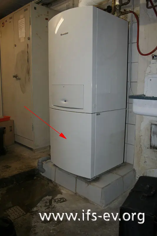 Die Zentralheizung; der Pfeil deutet auf den Warmwasserspeicher.