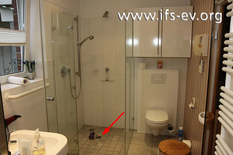 Der Bodenablauf in der barrierefreien Dusche: Der Geruchsverschluss wurde herausgenommen.
