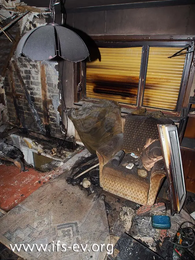 Das sonstige Mobiliar im Wohnzimmer ist nach dem Feuer noch relativ gut erhalten.