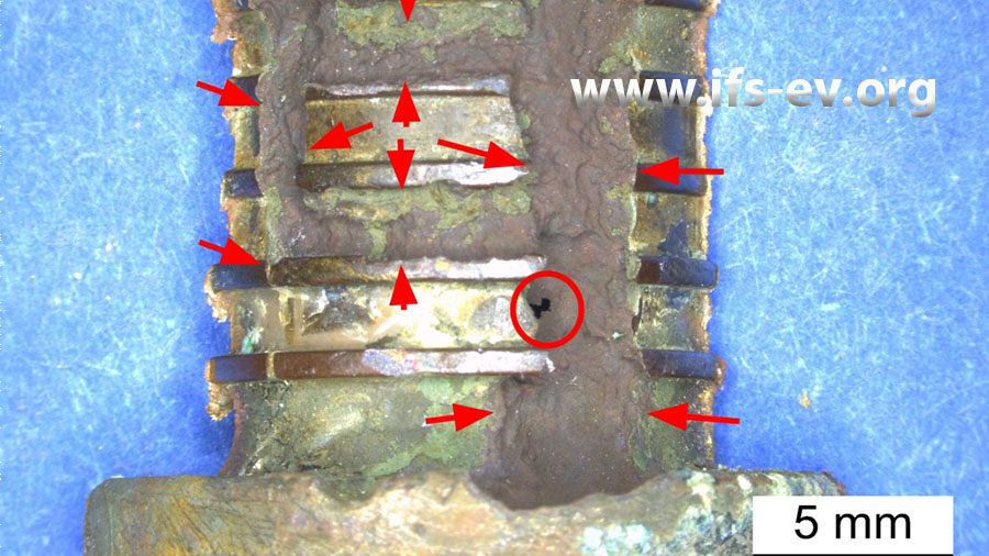 Das Messing der Stützhülse ist zum Teil muldenartig abgetragen; an der eingekreisten Stelle ist die Wand durchbrochen.
