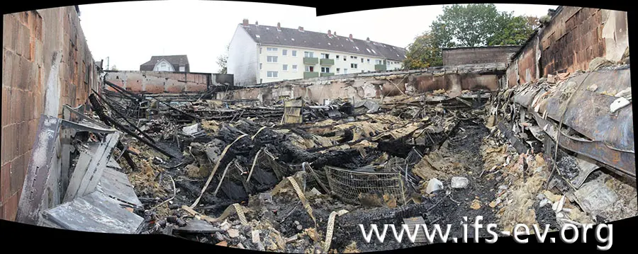 Blick in den zerstörten Verkaufsraum des Supermarktes