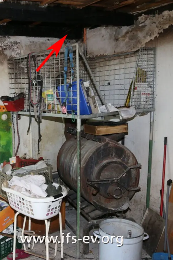Das Feuer hat sich über ein Loch in der Decke (Pfeil) ins Dachgeschoss ausgebreitet.