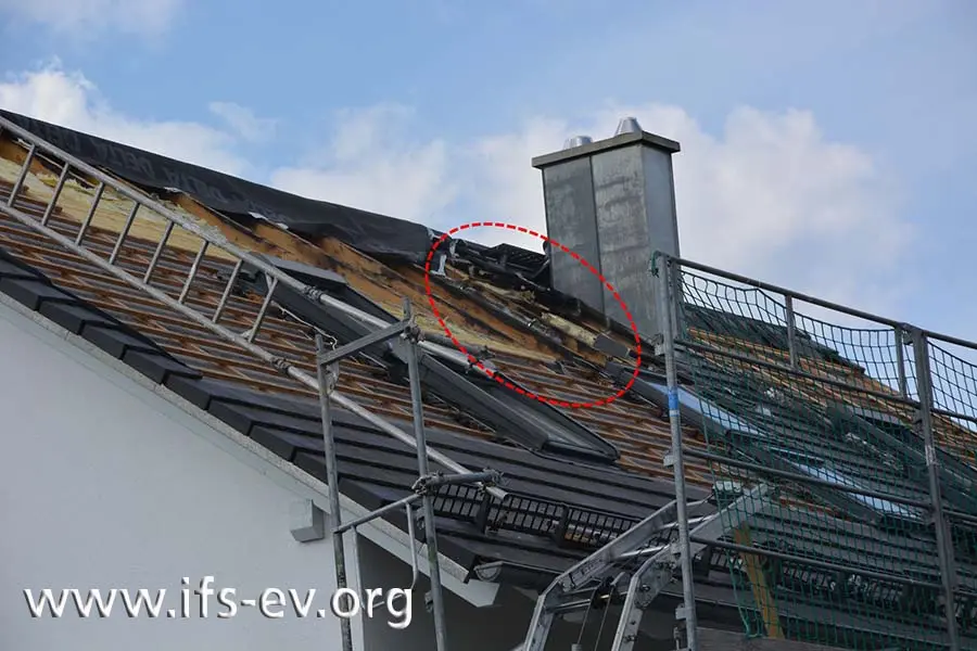 Nachdem die Solarmodule zurückgebaut wurden, sind die Brandzehrungen oberhalb der mittleren Dachfenster zu erkennen.