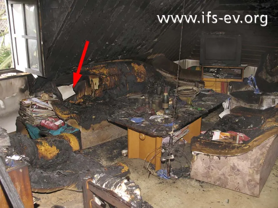 Am Sofa gibt es einen Brandschwerpunkt.
