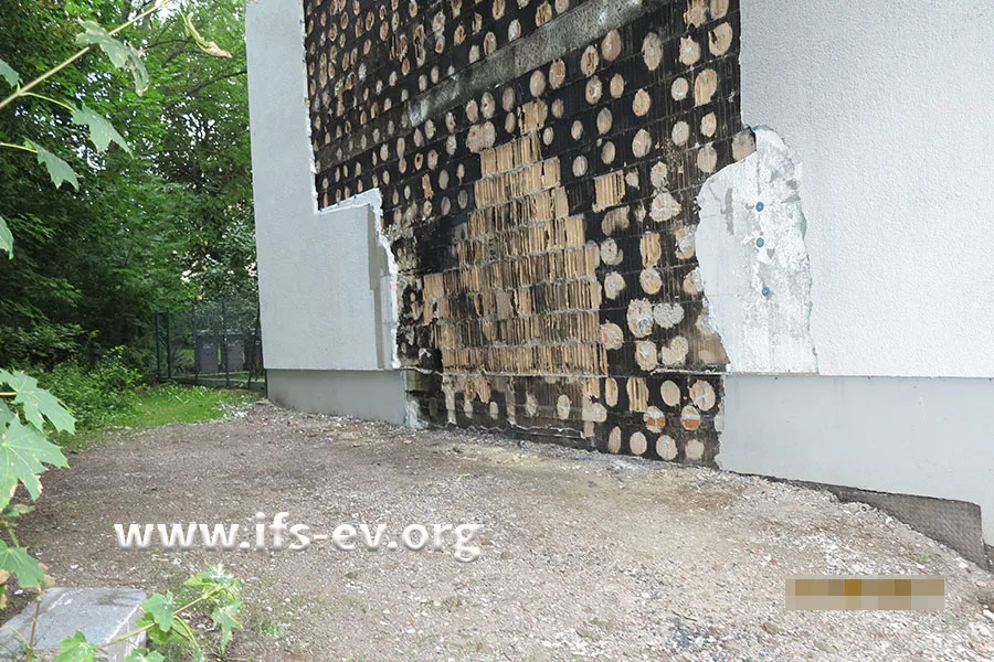 Die Wärmedämmung der Giebelwand ist in Brand geraten.
