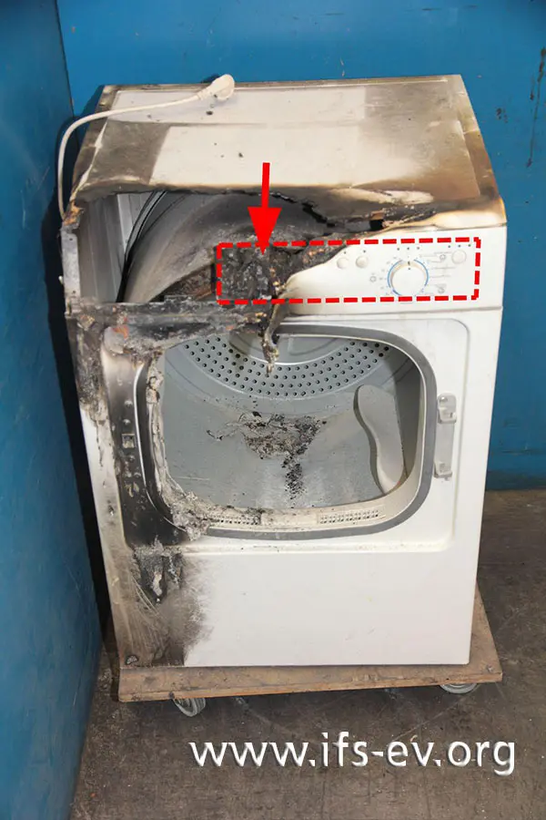 Hinter der zum Teil verbrannten Bedienblende ist die Steuerungsplatine verbaut (Markierung). Der Pfeil deutet auf den Brandschwerpunkt.