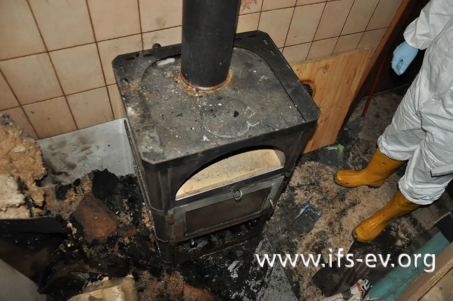 Vom Schwedenofen verläuft das Abgasrohr zunächst senkrecht nach oben und später waagerecht unter der Decke.