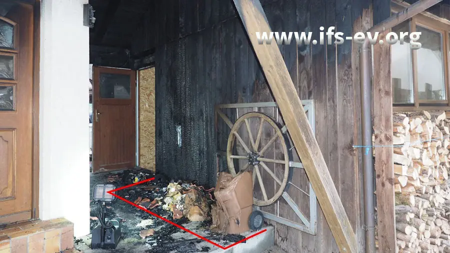 Im markierten Bereich haben die Mülltonnen gestanden.